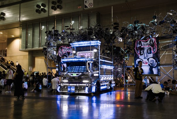 新進気鋭の写真家６人による競演。芸術イベントのモデルとなった過激なアートトラックの魔力とは